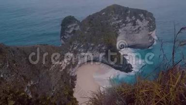 巴厘岛努沙半岛科林金海滩美丽的悬崖